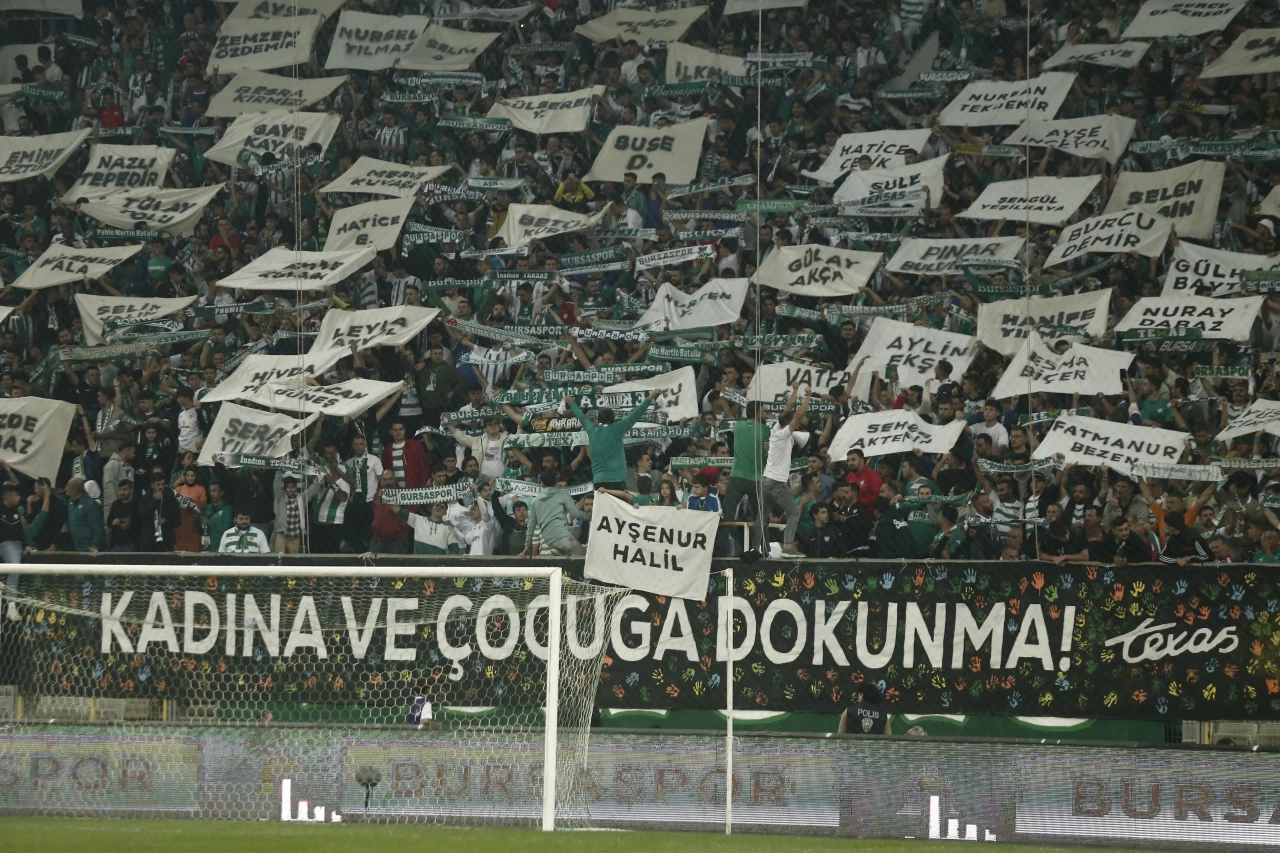 Bursaspor taraftarları, öldürülen kadınların isimlerinin yazılı olduğu pankartlar açtı