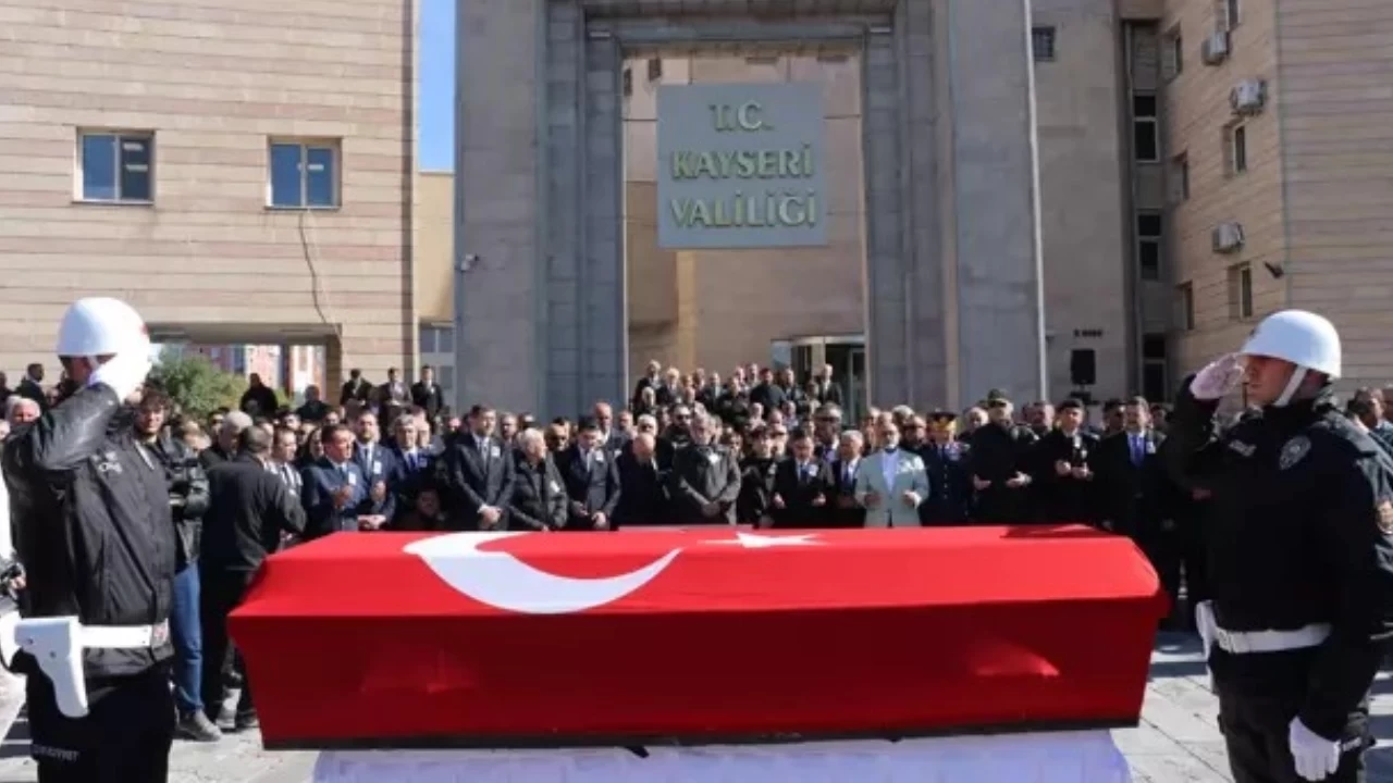 Hayatını kaybeden eski Milli Savunma Bakanı Çakmakoğlu için tören