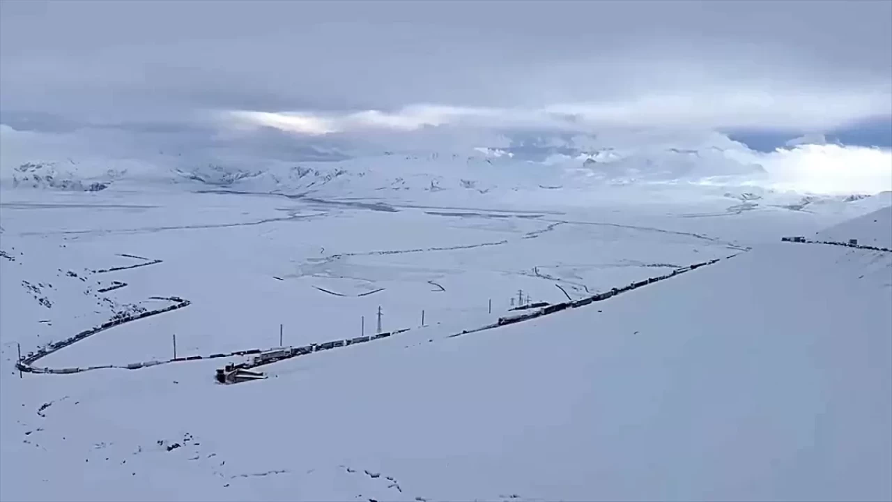 Kırgızistan'da kar yağışı ulaşımı aksattı