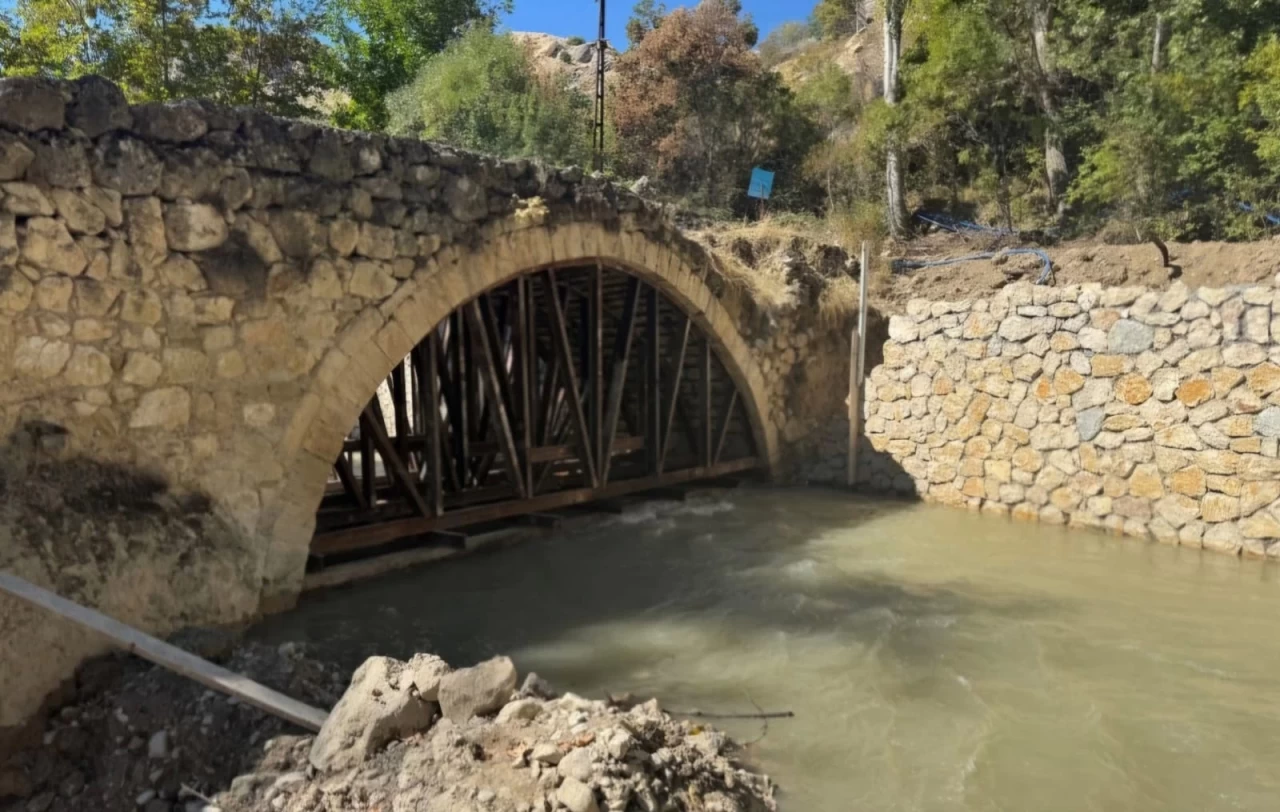 Hacılar Köprüsü restore ediliyor: Hasarlı köprü yeniden hayata dönüyor