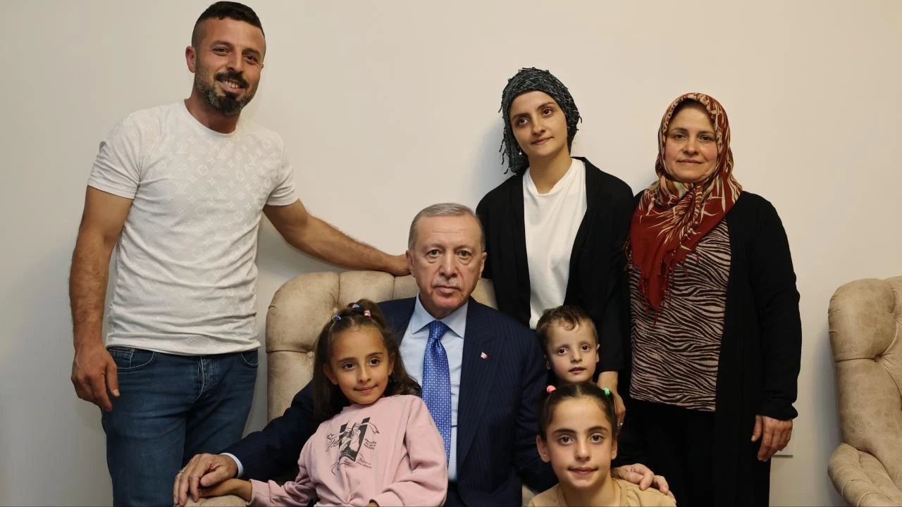 Cumhurbaşkanı Erdoğan'dan depremzede aileye ziyaret!