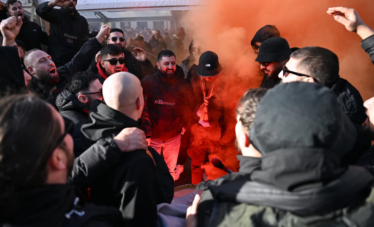 Kısıtlama getirilmişti! Galatasaraylı taraftarlar, Alkmaar'da takımlarını yalnız bırakmadı