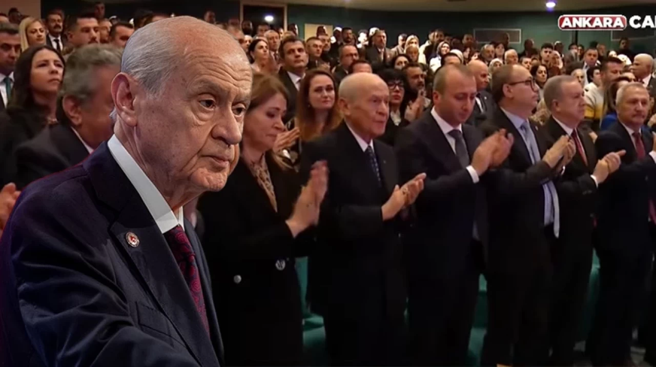 MHP Lideri Bahçeli'den 24 Kasım'a özel programında depremzede öğretmenlere plaket!