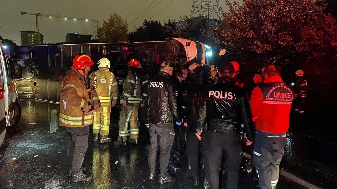 İstanbul'da yolcu otobüsü devrildi: Ölü ve yaralılar var