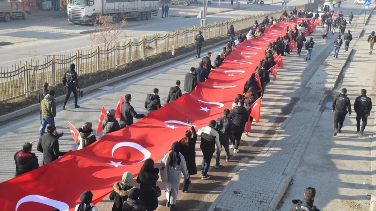 Hakkari'de öğretmenler, şehit meslektaşlarını unutmadı!