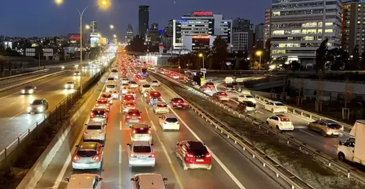 İstanbul'da haftanın son mesai gününde trafik yoğunluğu yaşanıyor