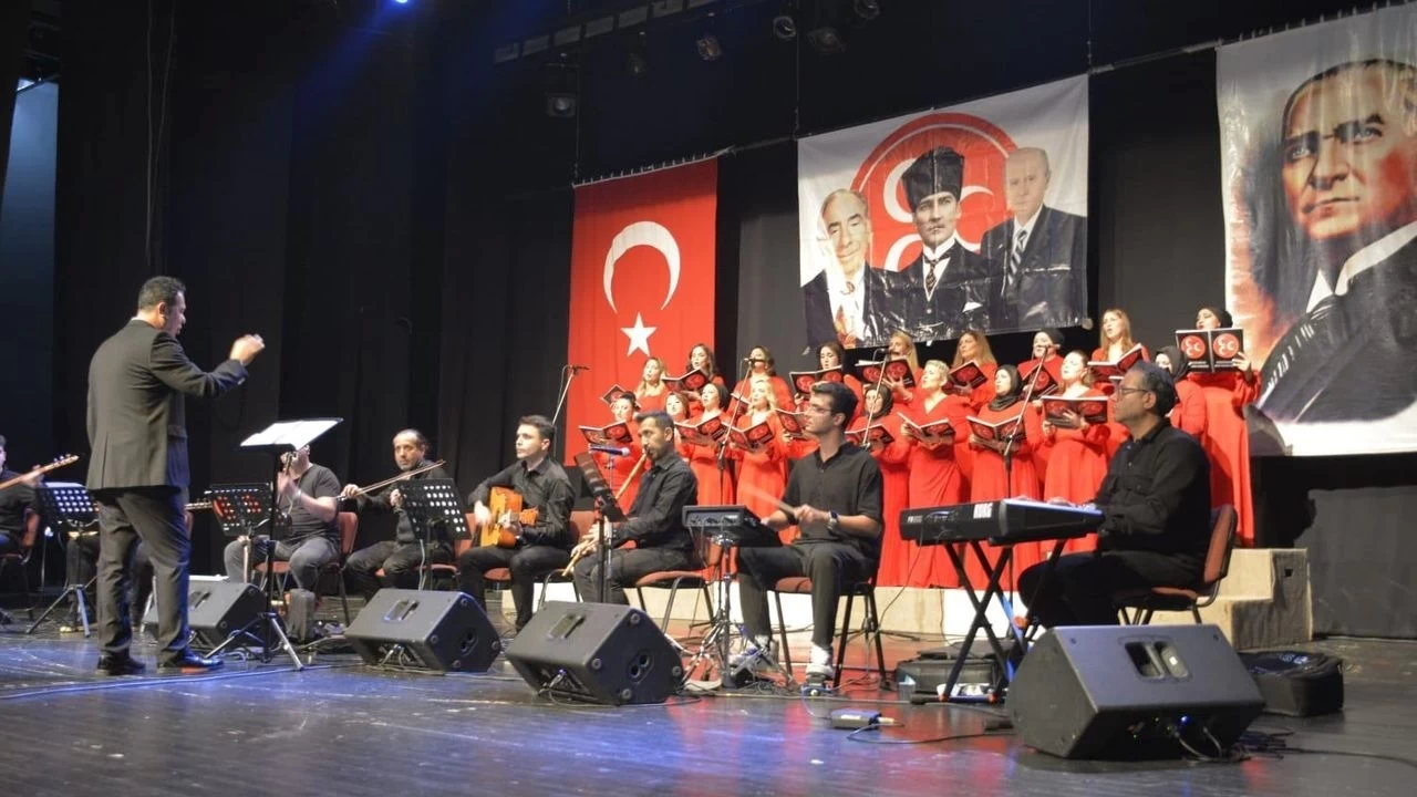 MHP Küçükçekmece 100. Yıl Kadınlar Korosu, ikinci "Cumhuriyet Konseri"ni verdi