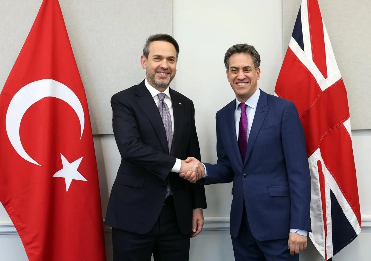 Enerji ve Tabii Kaynaklar Bakanı Bayraktar, İngiliz mevkidaşı Miliband ile görüştü