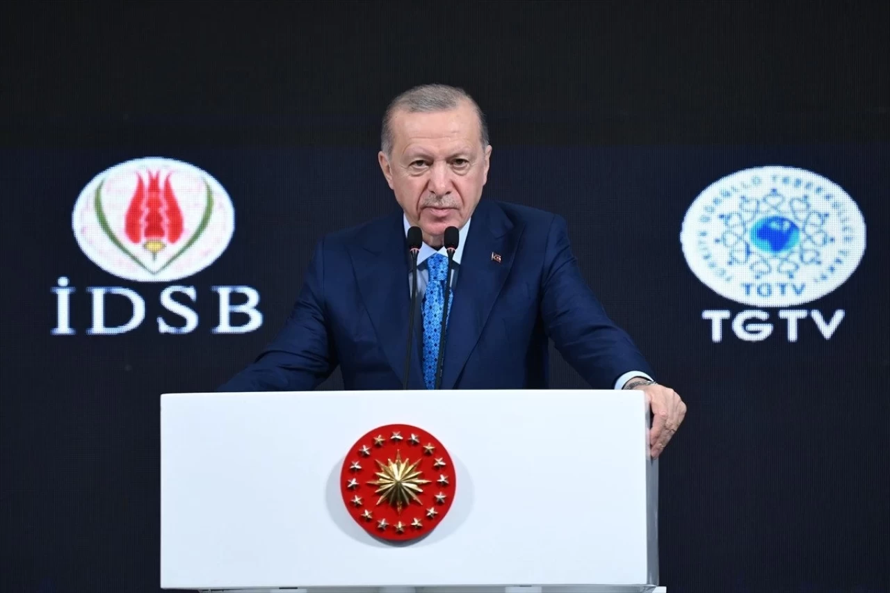 Cumhurbaşkanı Erdoğan: Toplumsal yapımız, değerlerimiz çok yönlü bir saldırı altında