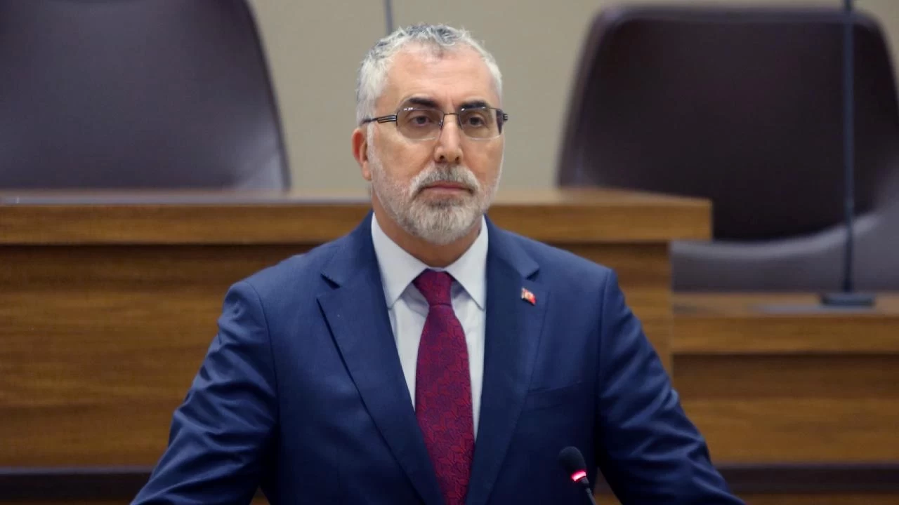 Bakan Işıkhan: Kamu personelimizin lehine çok sayıda değişikliğe imza attık