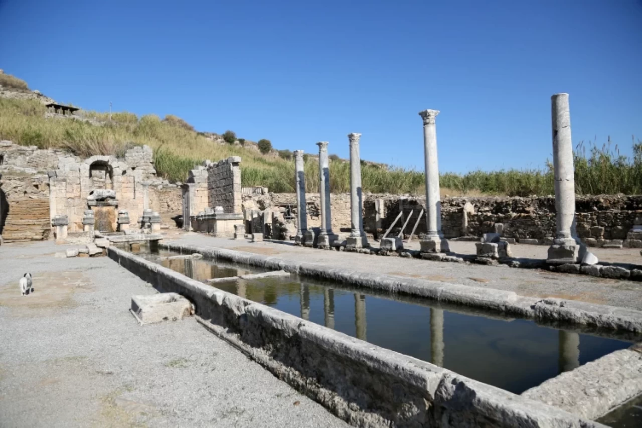 Antik kentteki Kestros Çeşmesi 1800 yıl sonra suya kavuştu