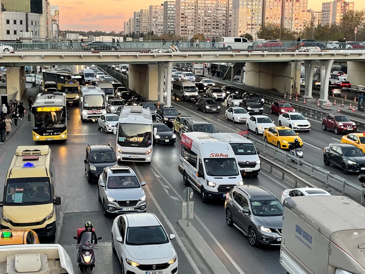 İstanbul trafiği durma noktasına geldi