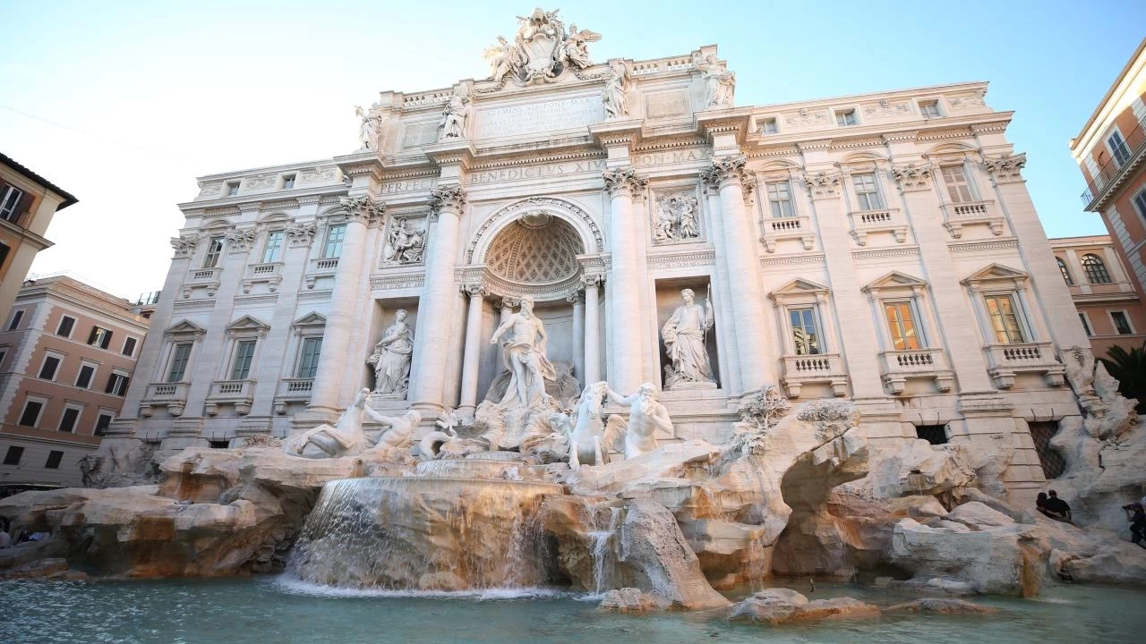 Roma'nın tarihi Trevi Çeşmesi yeniden ziyarete açıldı!