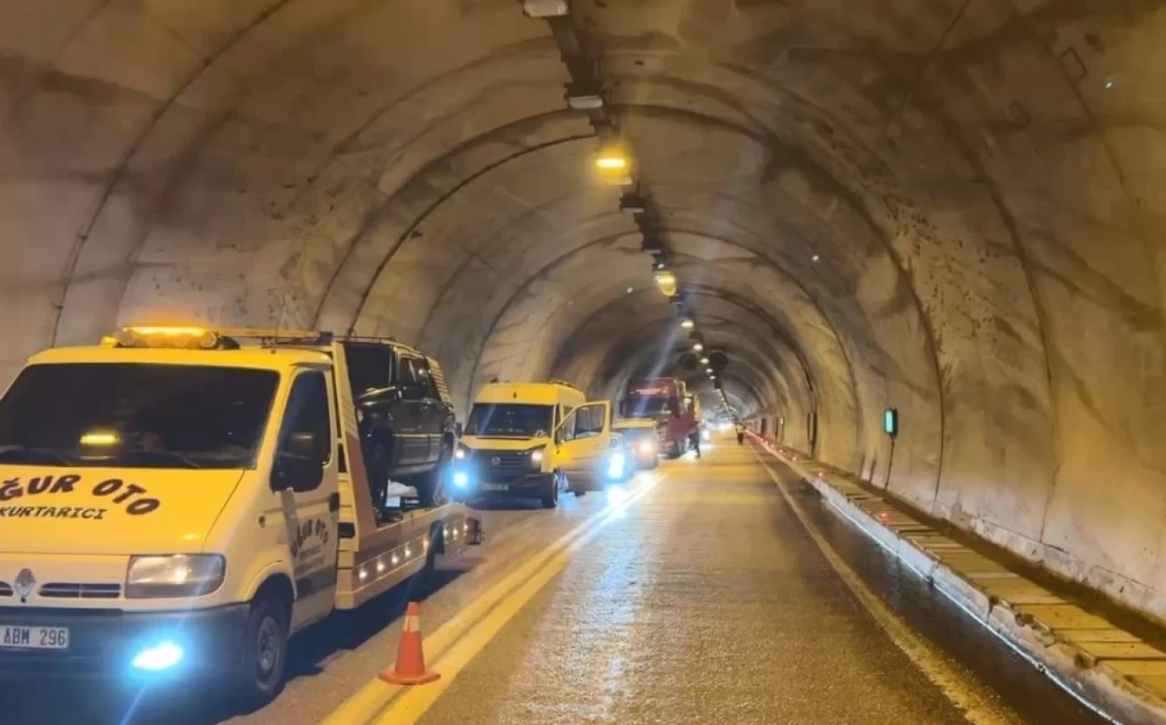 Artvin'de tünel girişinde heyelan! Karayolu ulaşıma kapandı