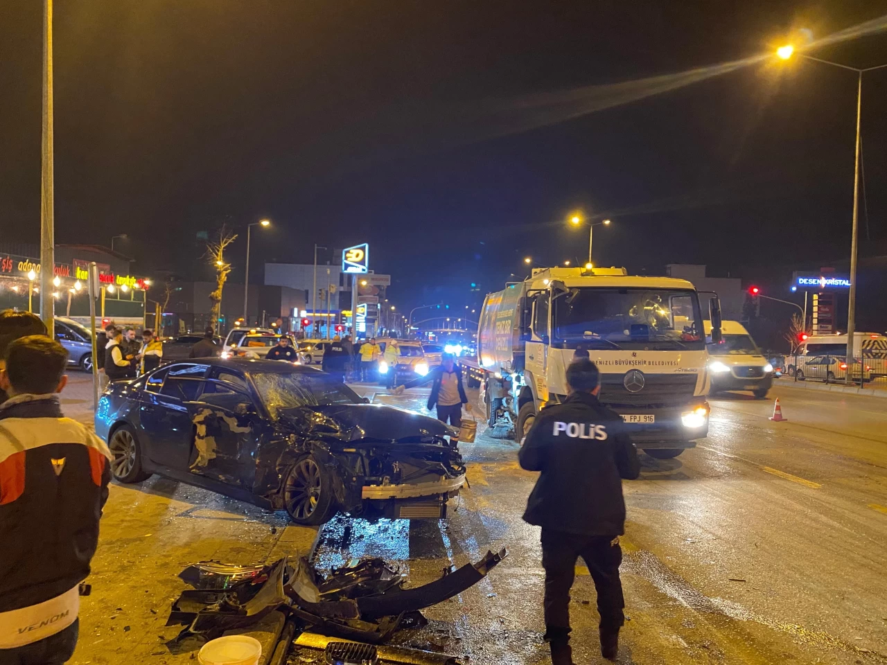 Kaza yapan sürücü kaçtı: 2 araç hasar gördü, 3 kişi yaralandı!