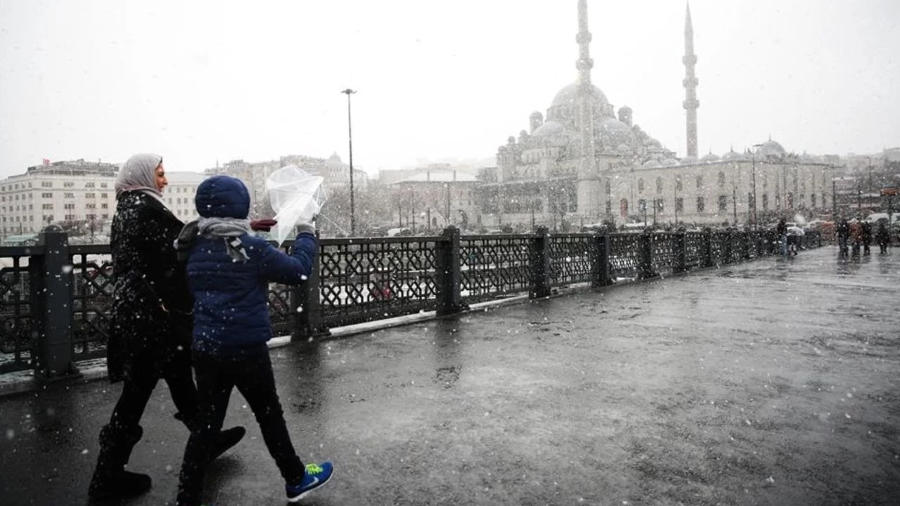 Meteoroloji'den peş peşe uyarı: Kar İstanbul'un kapısına dayandı