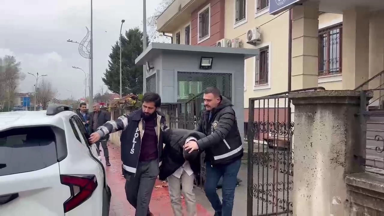 Sakarya'da dehşet: Eşini 20'den fazla bıçak darbesiyle ağır yaraladı