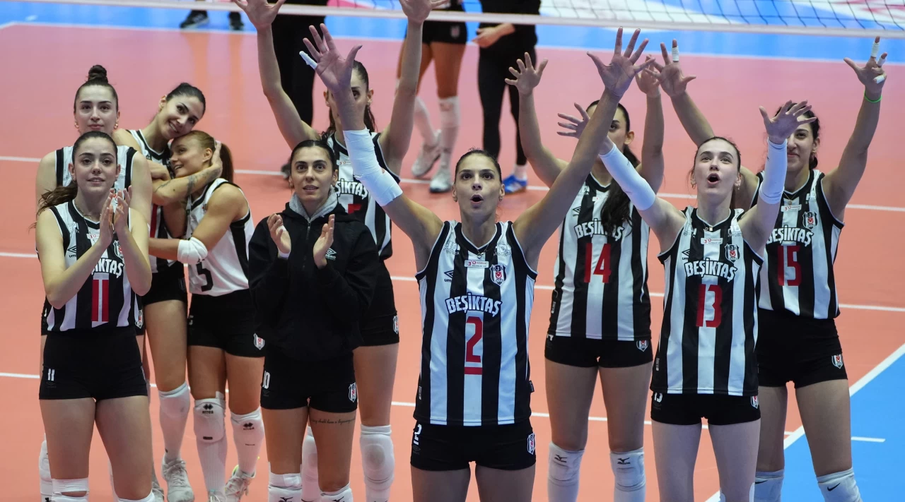 Beşiktaş Kadın Voleybol Takımı, Sultanlar Ligi'nde Aras Kargo'yu 3-1 yenerek öne geçti