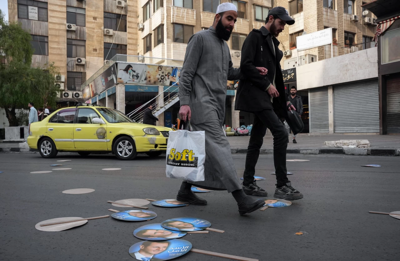 Esad'ın fotoğrafları Suriye sokaklarında çöpler arasında savruluyor