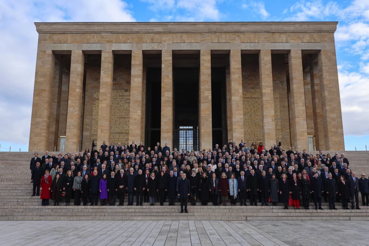 Bakan Fidan, büyükelçilerle ile birlikte Anıtkabir ve Dışişleri Şehitliği'ni ziyaret etti