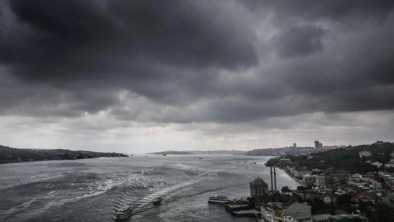 İstanbul için sağanak uyarısı! Kara bulutlar şehri terk etmiyor