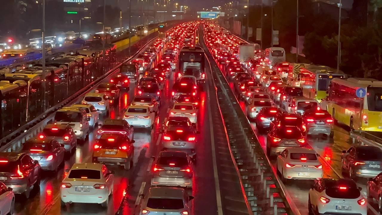 İstanbul'da trafik yoğunluğu yüzde 90'a ulaştı