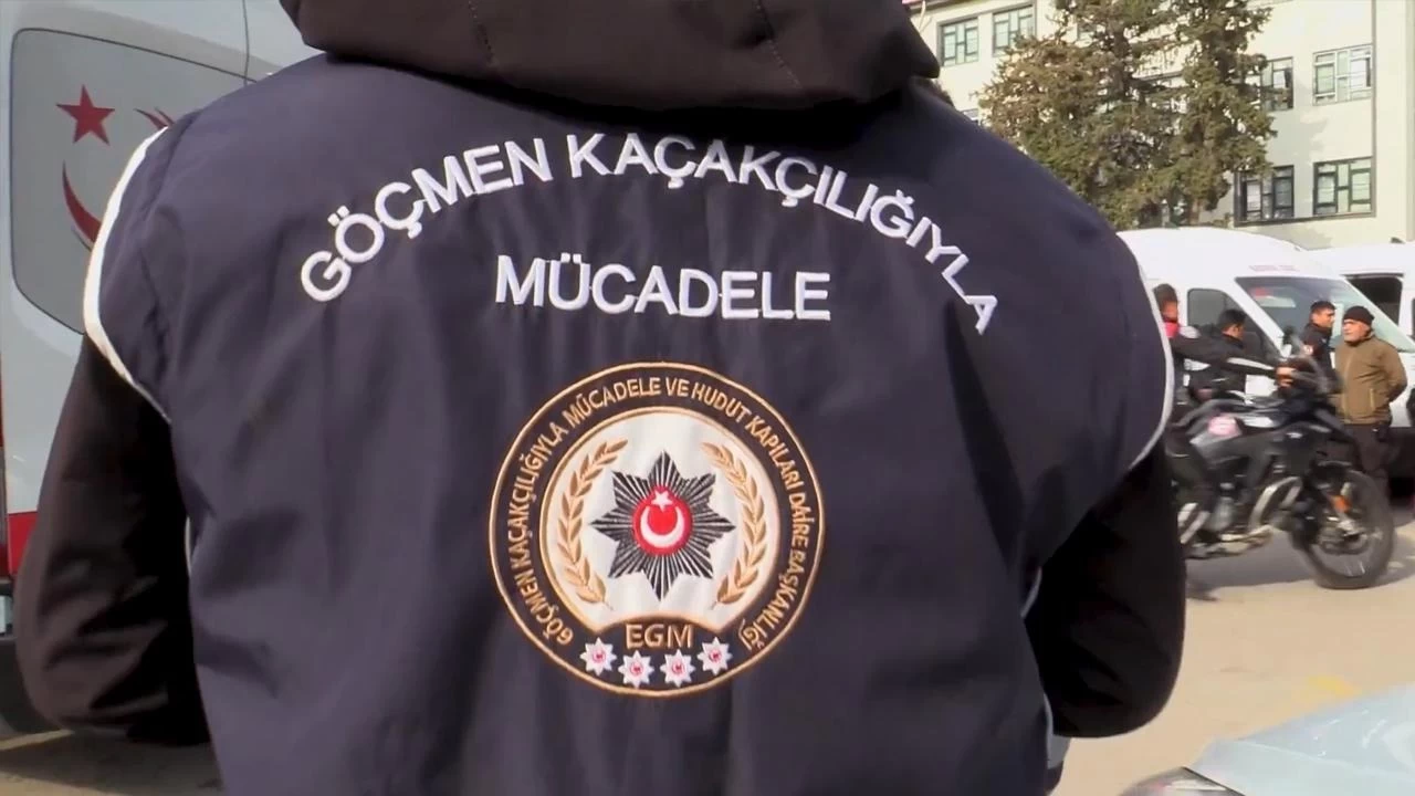 Ülke genelinde göçmen kaçakçılığıyla mücadele! 52 göçmen kaçakçılığı organizatörü yakalandı