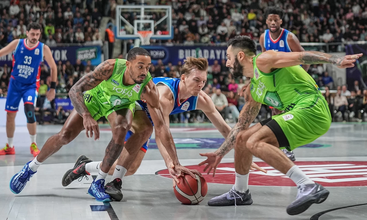 Basketbol Süper Ligi’nde Tofaş, Anadolu Efes’i yenerek namağlup liderliğini sürdürdü