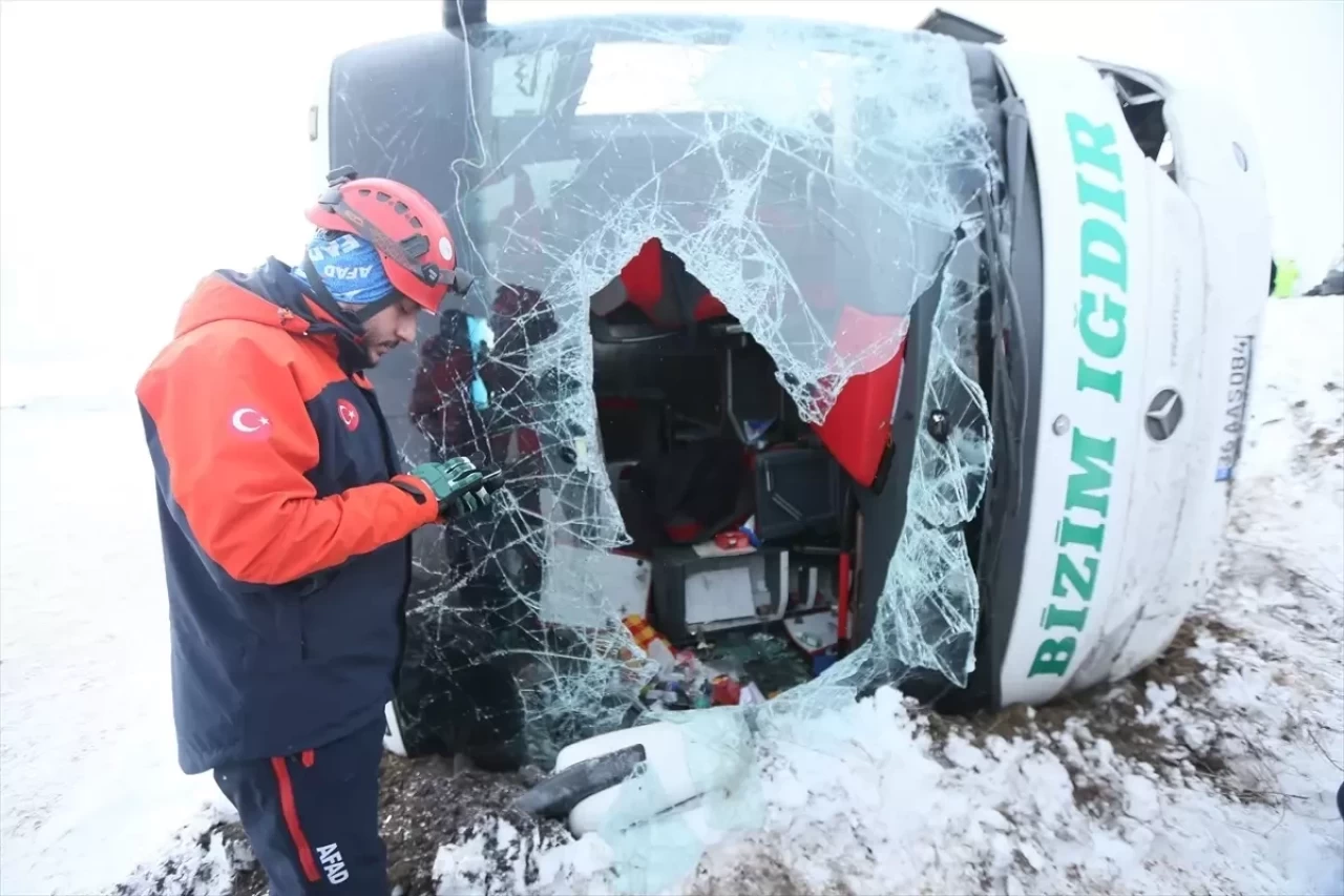 Kars'ta yolcu otobüsü karla kaplı araziye devrildi: 23 yaralı