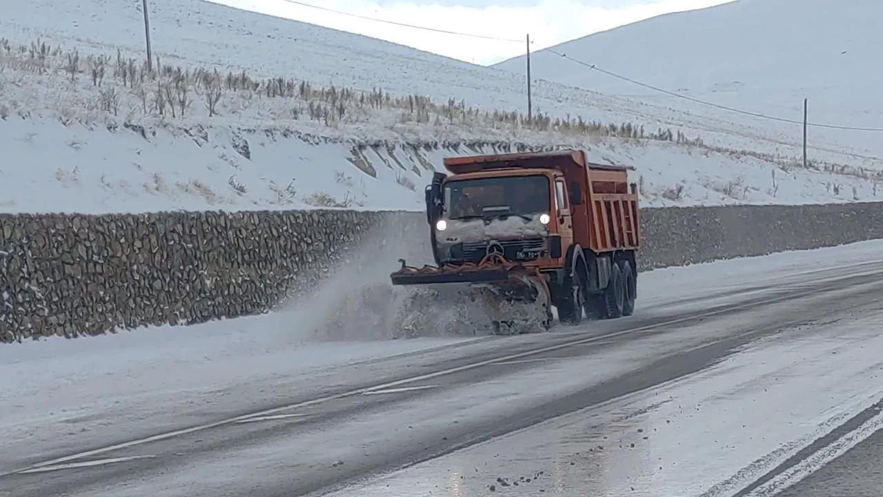 Yoğun kar 21 yolu ulaşıma kapattı