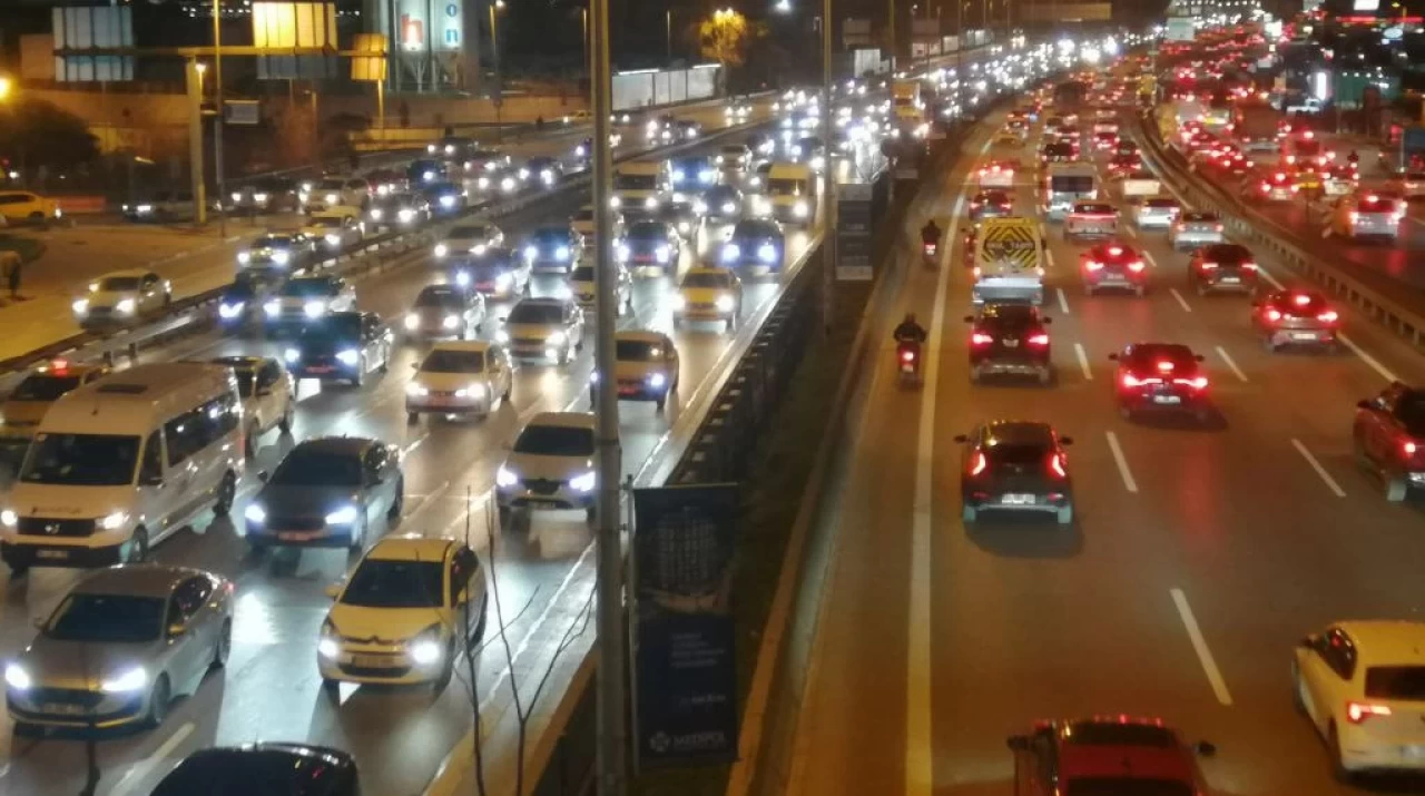 İstanbul trafiğinde akşam yoğunluğu: İş çıkış saatinde dikkat!