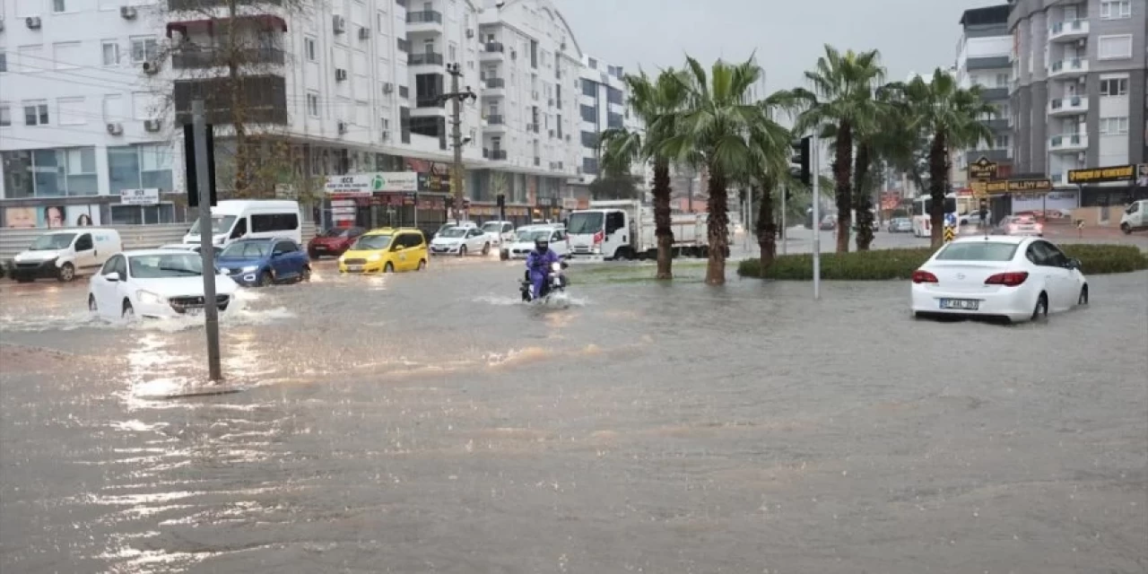 Antalya'da turuncu kodlu yağış uyarısı: Taşımalı eğitime 1 gün ara verildi!