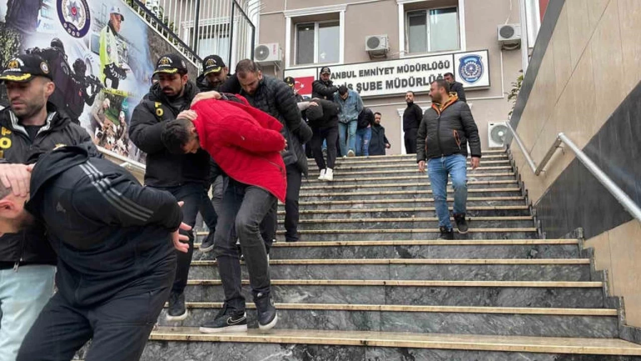 İstanbul'da 2 kuyumcudan altın çaldığı belirlenen 7 şüpheli Adliye'ye sevk edildi