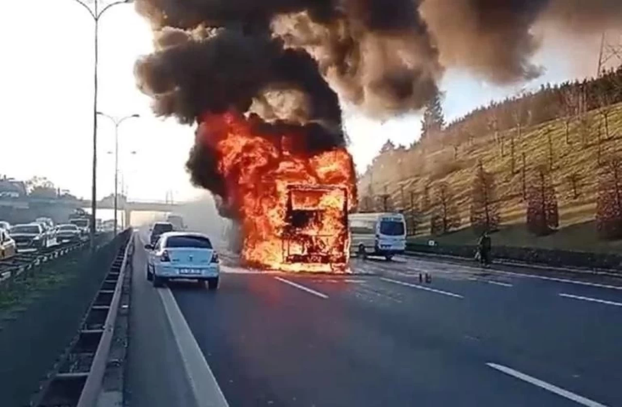 TEM'de yolcu otobüsünde yangın! Ekipler sevk edildi