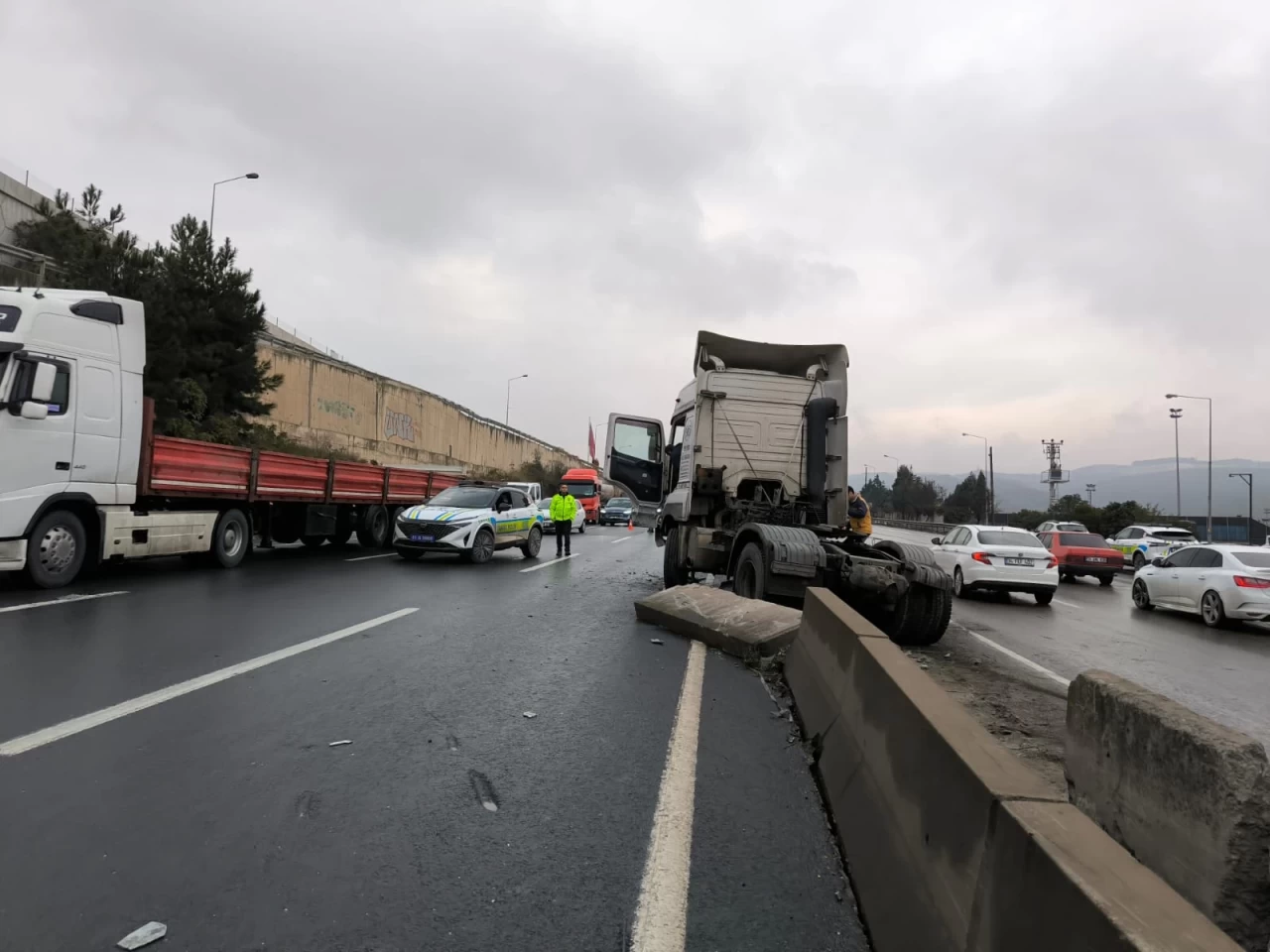 D-100 karayolunda kaza: İstanbul istikametinde trafik aksadı