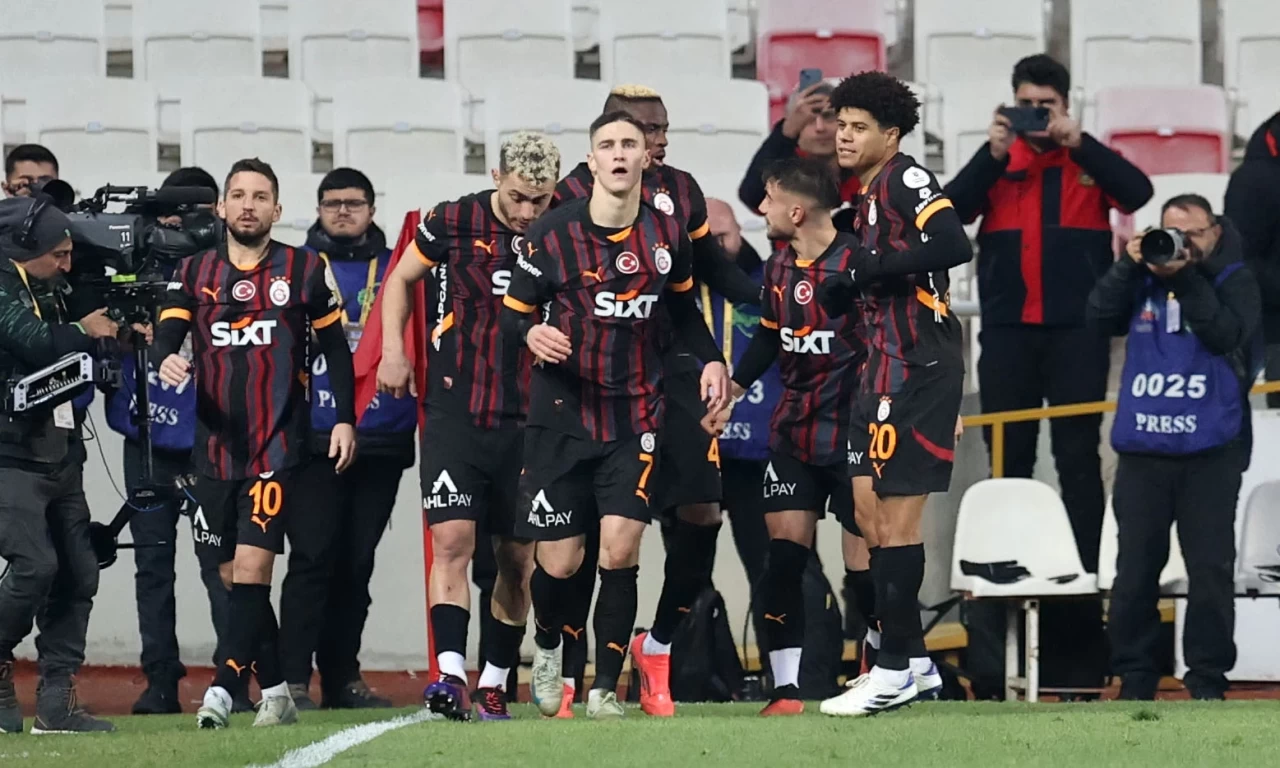 10 kişi Galatasaray, Sivasspor karşısında 3 golle kazandı! Sivasspor Galatasaray maç özeti