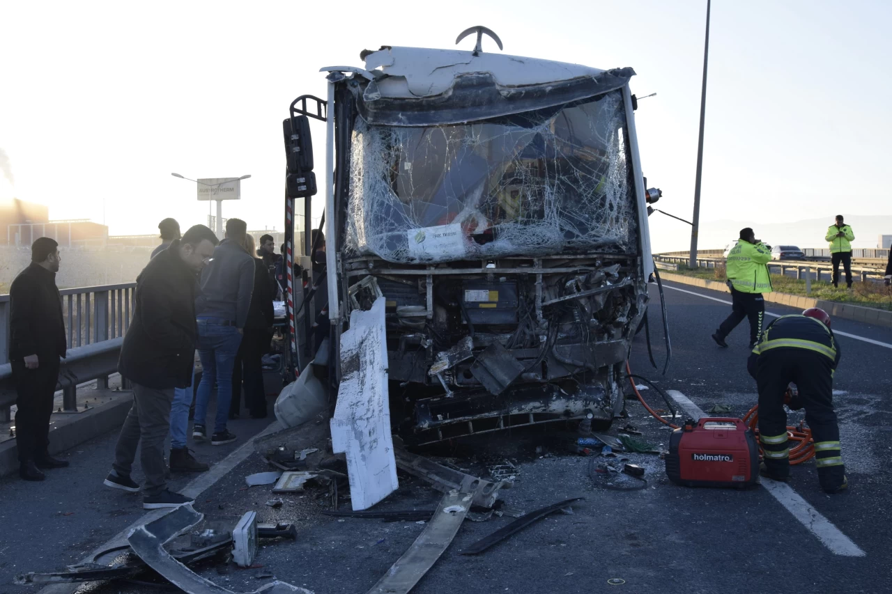 Manisa'da işçi servisi tıra çarptı