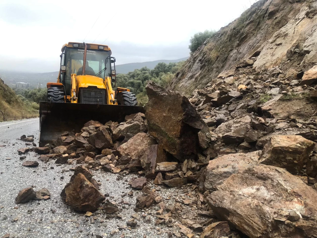 Ödemiş'te şiddetli yağış sonucu heyelan meydana geldi