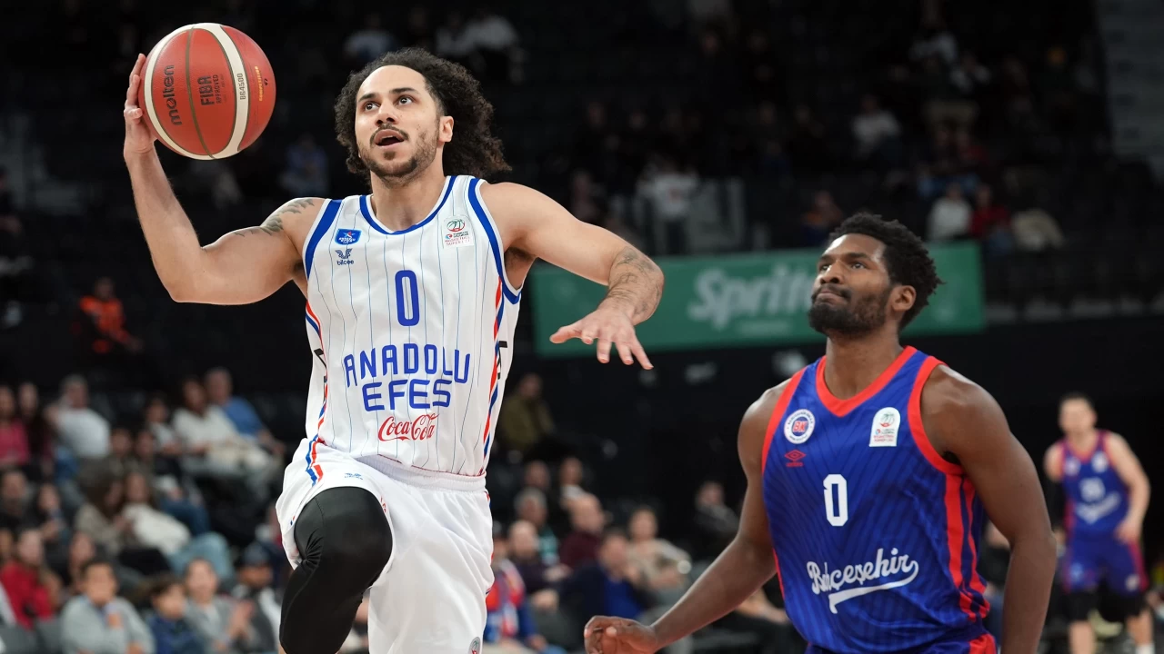 Anadolu Efes Basketbol Süper Ligi'nde Bahçeşehir Koleji'ni rahat geçti