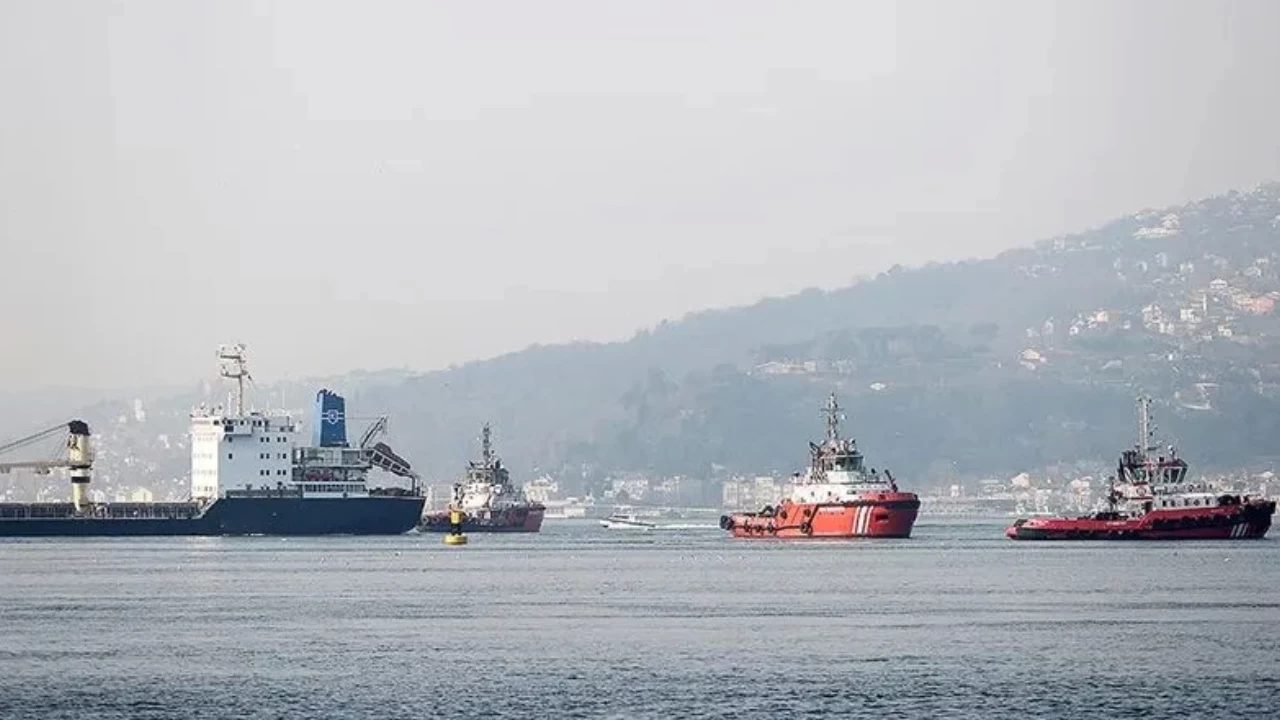 İstanbul Boğazı'nda gemi trafiği çift yönlü durduruldu