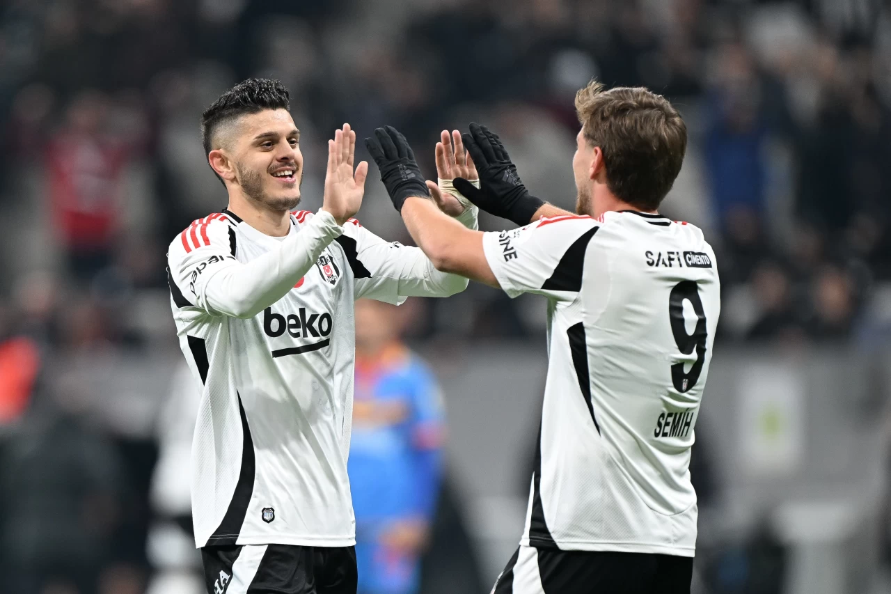 Beşiktaş'ta Rashica, sakatlığı nedeniyle Adana Demirspor maçının kadrosundan çıkarıldı