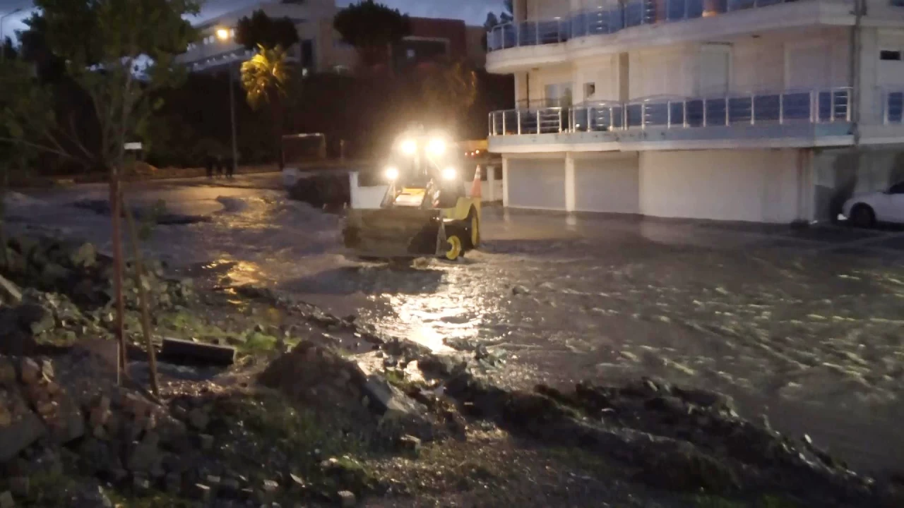 Antalya'da şiddetli yağış hayatı olumsuz etkiledi: Cadde ve evler sular altında!