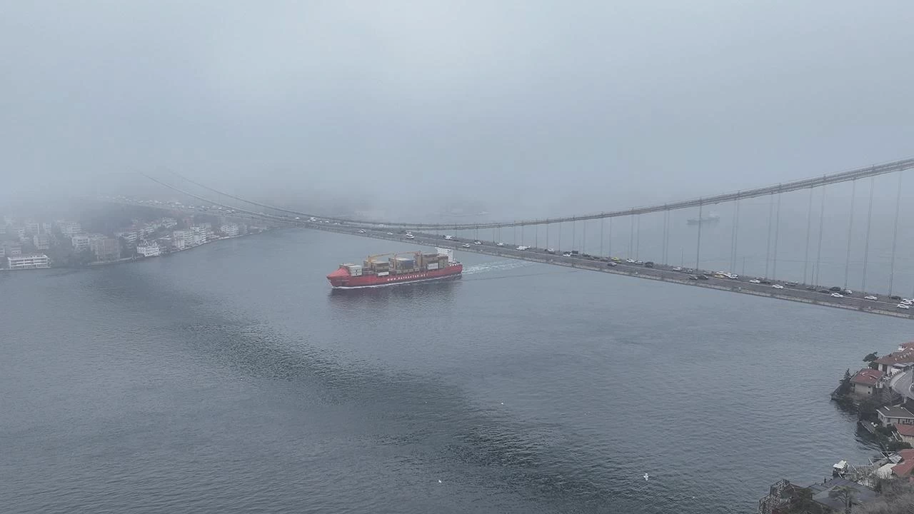 İstanbul Boğazı’nda gemi trafiğine sis engeli