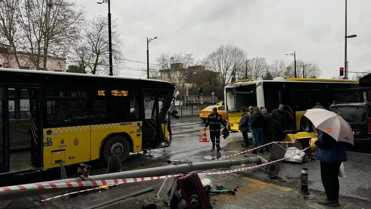 Fatih'te İETT otobüsleri çarpıştı: Ne var ne yok hepsini götürdü