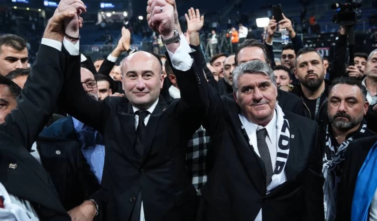 Serdal Adalı ve Hüseyin Yücel, el ele genel kurulu selamladı