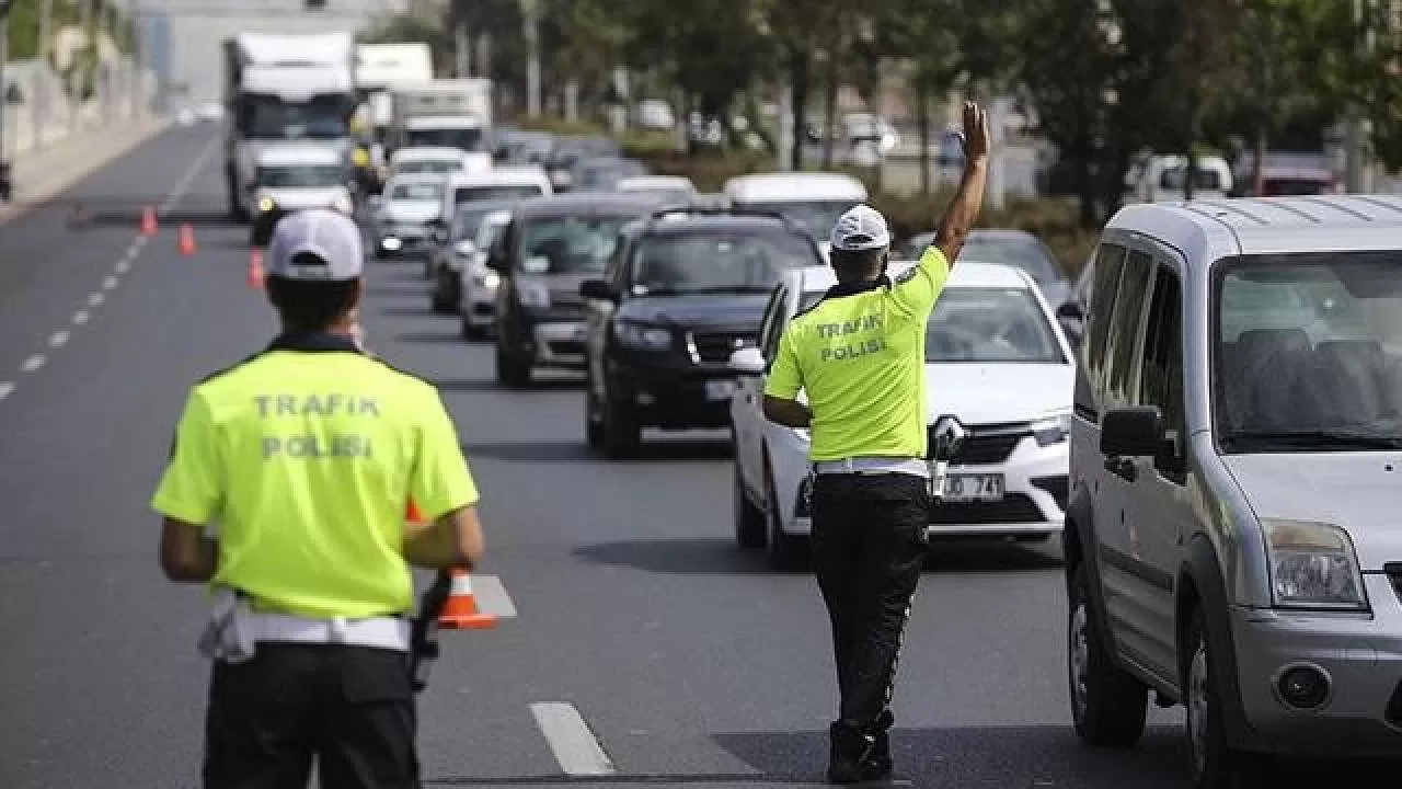 Bakan Yerlikaya'dan bayram trafiği uyarısı: "Hızını düşür, yolun sonu bayram olsun"