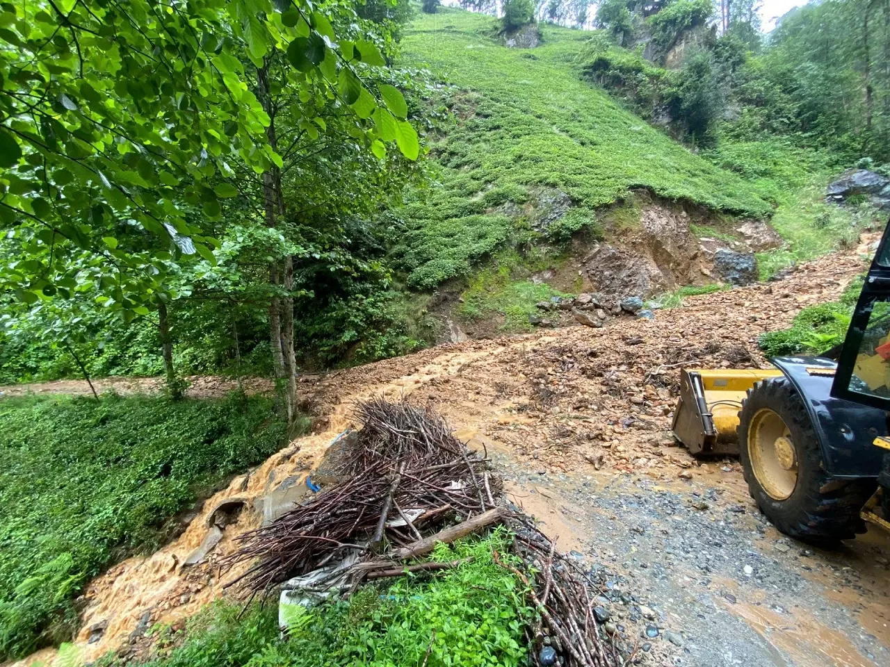 Rize'de etkili olan yağış nedeniyle heyelan oldu