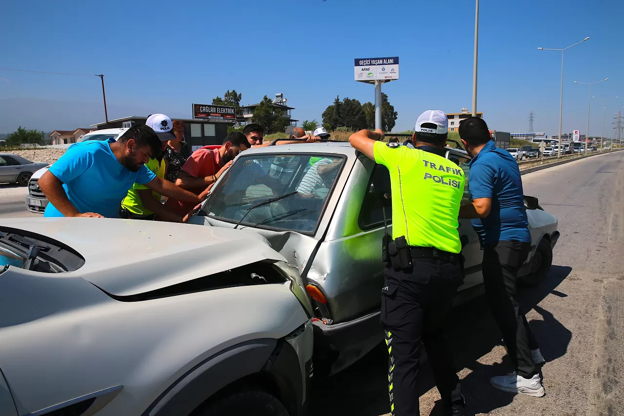 Hatay'da zincirleme kaza: 4 araç birbirine girdi!