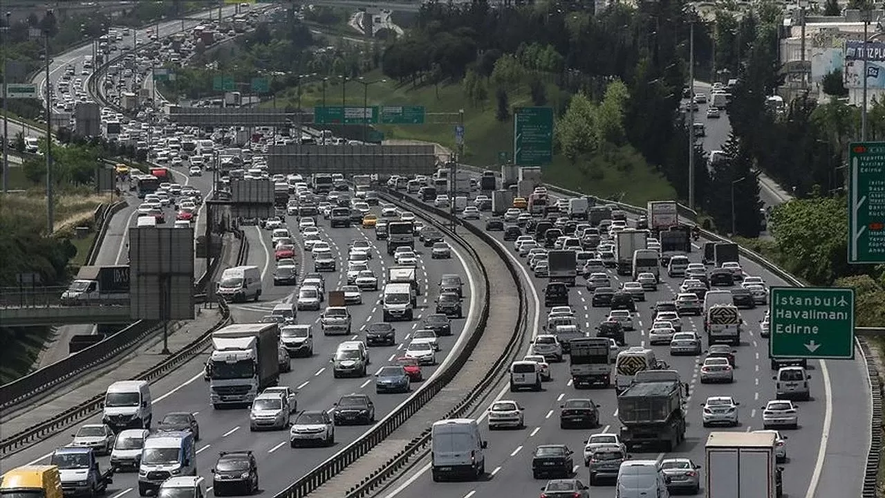 İstanbul'da bayram tatilinin son günü sahil yollarında trafik kilitlendi