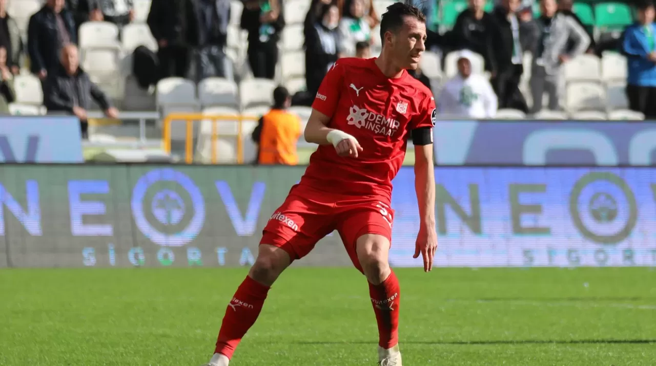 Sivasspor'dan Hakan Arslan hakkında açıklama:"Bundan sonraki futbol hayatında kendisine başarılar dileriz"
